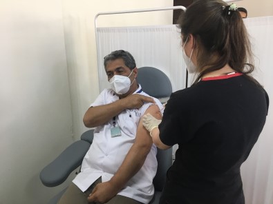Saglik Çalisanlari Ve 50 Yas Üzeri Vatandaslar Için 3. Doz Asi Uygulamasi Basladi