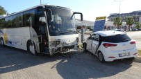 SERVİS OTOBÜSÜ - Servis Otobüsü Otomobile Çarpti, Baba Ve 5 Yasindaki Kizi Yaralandi