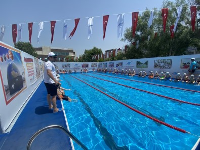 Sultangazi'de Çocuklar Yüzme Havuzlarinda Yazin Tadini Çikartiyor