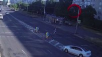 İLK MÜDAHALE - Ukrayna'da Otomobil Sürücüsü Yayaya Çarpmamak Için Karsi Seride Girdi