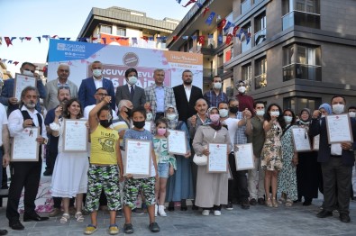 Üsküdar'da Kentsel Dönüsümün Ardindan Anahtarlar Hak Sahiplerine Teslim Edildi