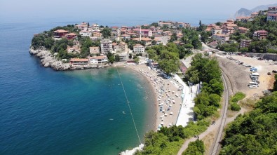 Zonguldak'ta Vatandaslar Denize Akin Etti