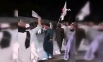 Pakistan'da Taliban Bayrakli Gösteri