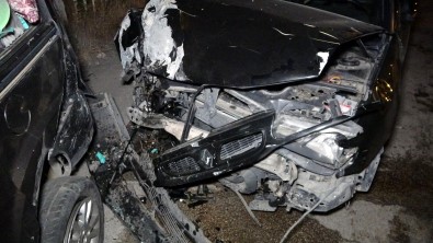 Freni Bosalan Otomobil Ticari Araca Çarpti, Köprüdeki Demir Bariyer Olasi Facianin Önüne Geçti
