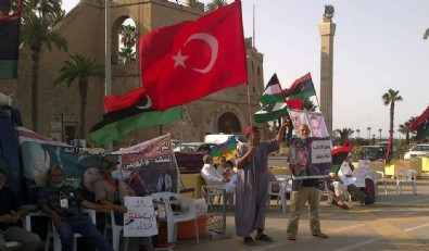 Hafter'in provokasyonuna karşı Libyalılardan Türk bayraklı dayanışma gösterisi