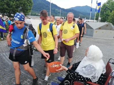 Srebrenitsa Kurbanlarinin Tabutlari Potoçari Anit Mezarligi'na Tasindi