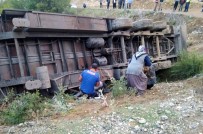 Tir Sarampole Devrildi Açiklamasi 3 Kisi Yaralandi, 160 Küçükbas Hayvan Telef Oldu