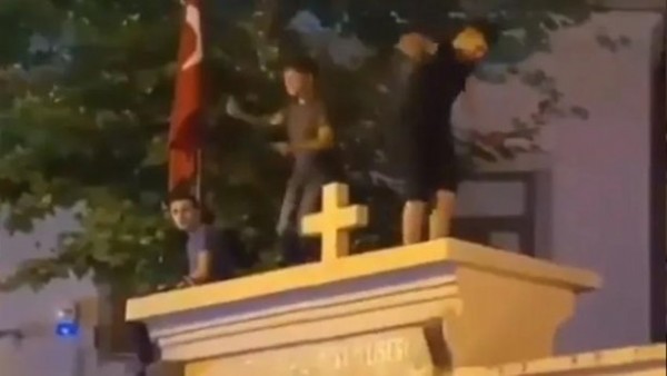 Bunların hiçbir şeye saygısı yok! kilisenin üstüne çıkıp dans ettiler!
