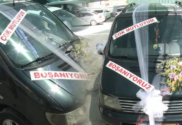 Düğüne gider gibi boşanmaya gitti! Görenler şaşkına döndü!