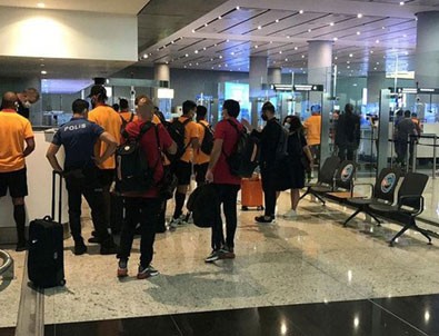 Galatasaray'a kötü muamele! Kafile geri dönüyor! Galatasaray'a kötü muamele! Kafile geri dönüyor!