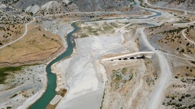 Altindan Sularin Aktigi Tarihi Köprü Sular Altinda Kalacak