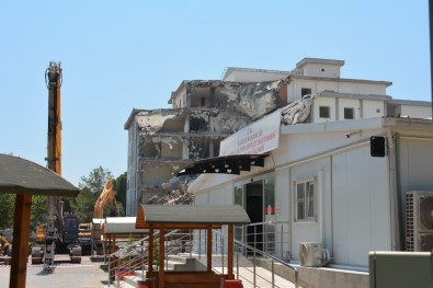Atatürk Devlet Hastanesi'nin Bosaltilan Binasi Yikiliyor