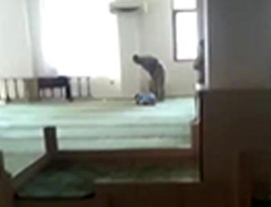 Müezzinin camide 9 yaşındaki çocuğu dövdüğü görüntülere çifte soruşturma!