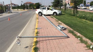 Otomobil Aydinlatma Diregine Çarpti Açiklamasi 2 Yarali