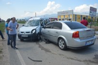 Otomobil Ile Hafif Ticari Araç Çarpisti Açiklamasi 3 Yarali