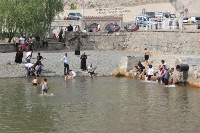 (Özel) Sicaktan Bunalan Erzincanlilar Eksisu'ya Akin Ediyor