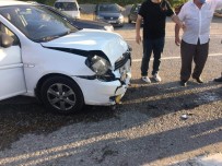 Türkeli'de Iki Otomobil Çarpisti Açiklamasi 2 Yarali
