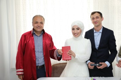 Baskan Üçok, Genç Çiftin Nikahini Evde Kiydi