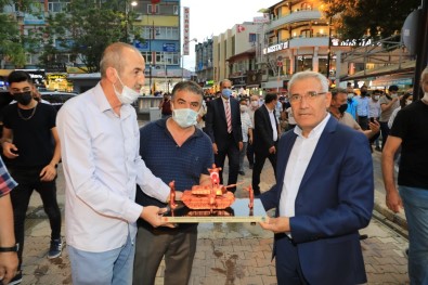 Baskan Güder'e Anlamli Hediye