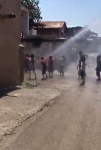Çocuklar Arazözün Tazyikli Suyuyla Serinledi