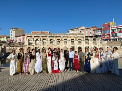 2 Bin Yillik Roma Hamaminda Ünlü Mankenler Defile Düzenledi