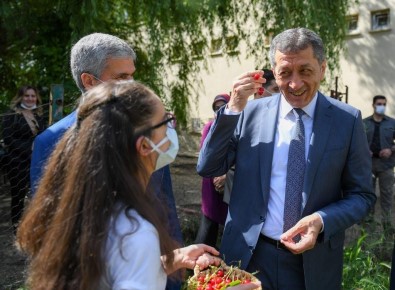 Bakan Selçuk, Bügdüz Köyündeki Ögrencilerin Karne Sevincini Paylasti