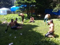 KARADENIZ - Çayirlarda Yer Bulamayan Güresçiler Yesil Sahalara Indi