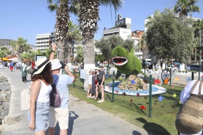 Çocuklarin Renkli Dünyasi Kusadasi Sahilinde Yerini Aldi