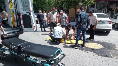 Geri Geri Gelen Otomobile Çarpan Elektrikli Bisiklet Sürücüsü Yaralandi