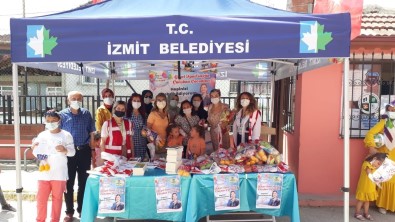 Izmit Belediyesi'nden Ögrencilere Karne Hediyesi