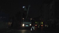 FIKIRTEPE - Kadiköy'de Makas Atarak Ilerleyen Sürücü Kaza Yapti, Araci Birakip Kaçti