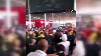 Paris'te Greve Giden Havalimani Çalisanlari Terminal Kapatti