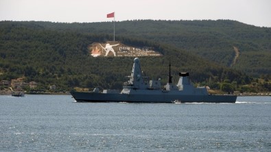 Rusya'nin Kardeniz'de Ates Açtigi Ingiliz Savas Gemisi 'HMS Defender' Çanakkale'de