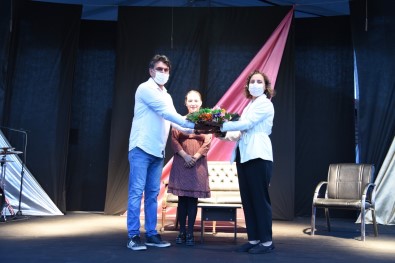 Saglik Çalisanlari Için Sahneye Çiktilar