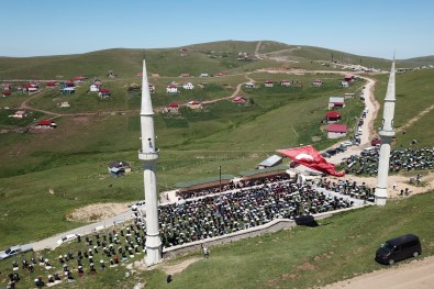 Seccadesi Çim, Kubbesi Mavi Gökyüzü Olan Camide Namaz Kilmanin Huzurunu Yasadilar