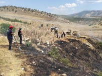 ESENTEPE - Tunceli'de Korkutan Yangin Açiklamasi Alevler Ormanlik Alana Siçramadan Kontrol Altina Alindi