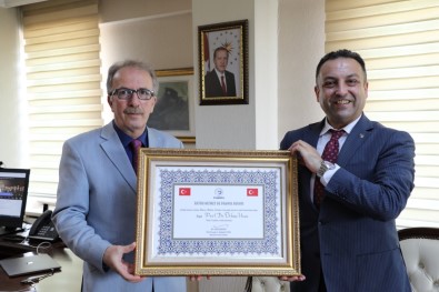 TÜSIAV'dan Rektör Uzun'a 'Üstün Hizmet Ve Basari Berati'