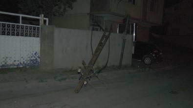 Ümraniye'de Üzerinde Is Makinesi Tasiyan Tir Elektrik Tellerini Kopardi