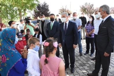 Vali Akin, Necatibey Ilkokulunda Karne Dagitti