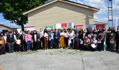 Vali Hüseyin Öner, Aricilik Kursunu Tamamlayan Kadinlara Belge Dagitti