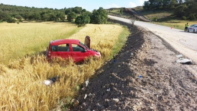 Viraji Alamayarak Devrilen Araçtaki 1 Kisi Öldü, 2 Kisi Agir Yaralandi