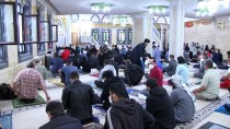 Berlin'de Müslümanlar Kurban Bayrami Namazi Için Camilere Akin Etti