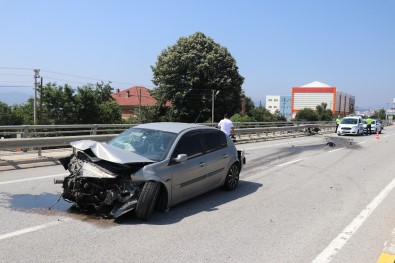 Kontrolden Çikan Otomobil Bariyerlere Çarpti Açiklamasi 4 Yarali