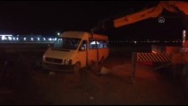 Konya'da Mevsimlik Isçileri Tasiyan Minibüs Sarampole Devrildi Açiklamasi 1 Ölü, 14 Yarali