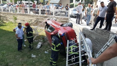 Kontrolden Çikan Otomobil Apartman Bahçesine Devrildi