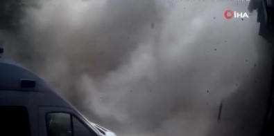 Afrin'de Sivil Savunma Merkezi'nin Vuruldugu Anlar Kameraya Yansidi
