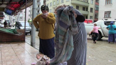 Selde Ürünleri Zarar Gören Isletme Sahibi Ev Tekstil Ürünlerini Yari Fiyatina Satisa Çikardi, Izdiham Yasandi