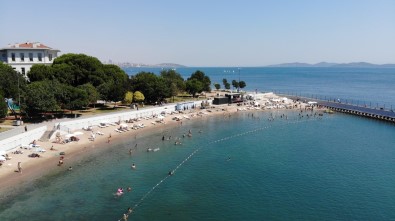 Sicaktan Bunalan Vatandaslarin Denize Girdigi Caddebostan Plaji Havadan Görüntülendi