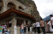 Sümela Manastiri'ni 3 Haftada Yaklasik 30 Bin Kisi Ziyaret Etti