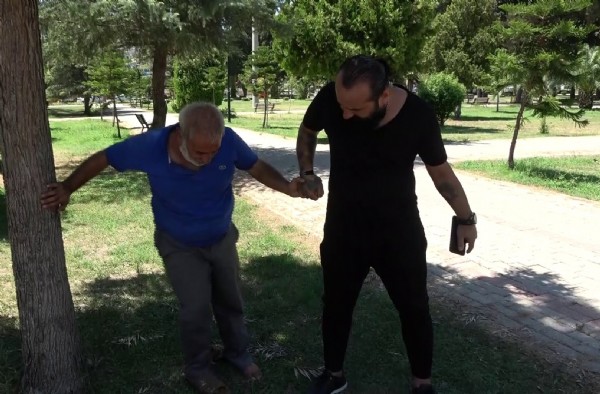 Adana'da bunaltan sıcak! Ağaç gölgesinde uyuyan vatandaşı öldü sandılar!